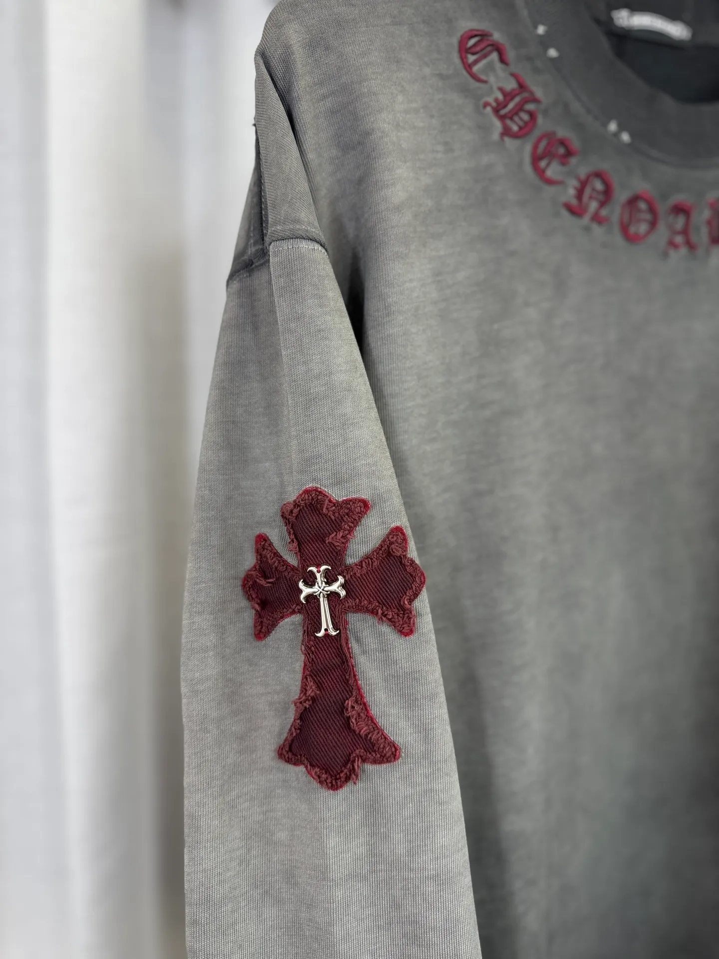 P260 ch high version Chrome Hearts 2025 new autumn and winter cross patch washed spray horse slip long-sleeved T-shirt, fabric: 26 double yarns, 320 grams weight, Angora red thread weaving, heavy wash water ➕ fried color + spray horse slip Printing process: patch embroidery, secondary color spray horse slip process Color: gray, red Size: S M L XL Style number: 5159